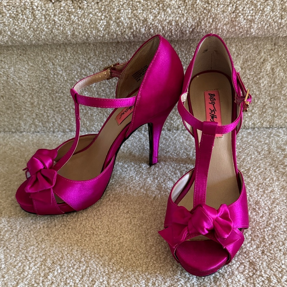 🎀 Pink Satin Candee T-Strap Bow Heels 🎀
